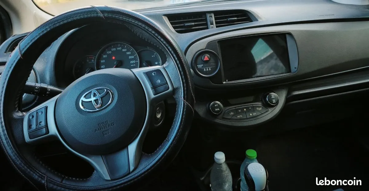 Toyota Yaris 2013 photo 3