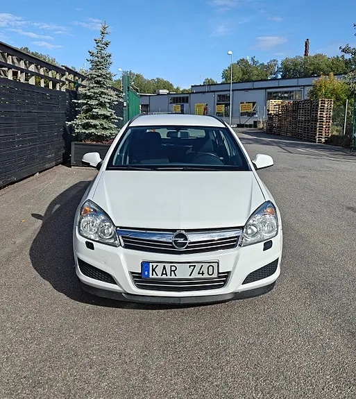 Opel Astra 2010 photo 2