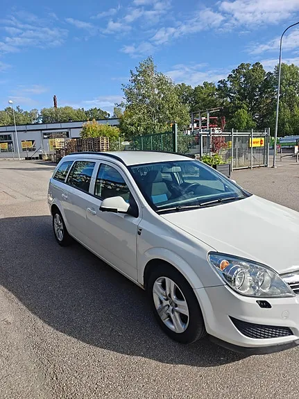 Opel Astra 2010 photo 4