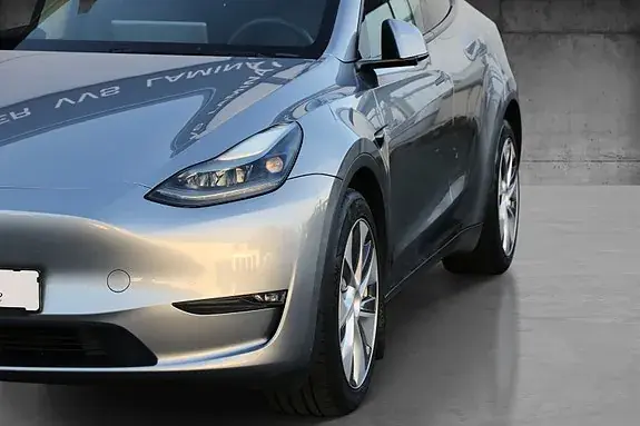 Tesla Model Y 2023 photo 2