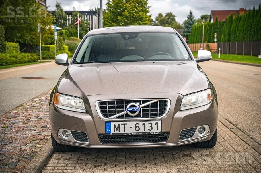 Volvo V70 2011 photo 2