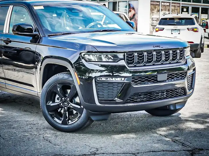 Jeep Grand Cherokee 2026 photo 2