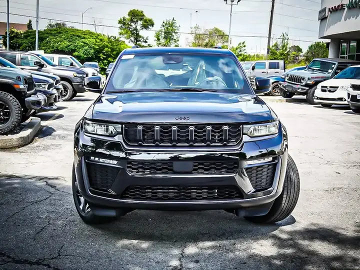 Jeep Grand Cherokee 2026 photo 3