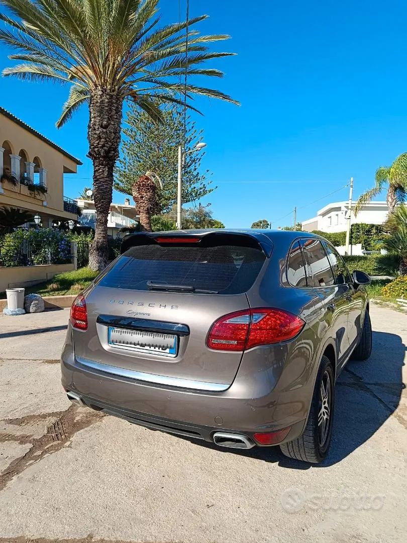 Porsche Cayenne 2012 photo 2