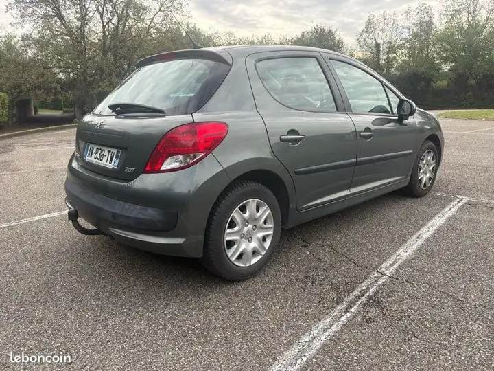 Peugeot 207 2010 photo 2