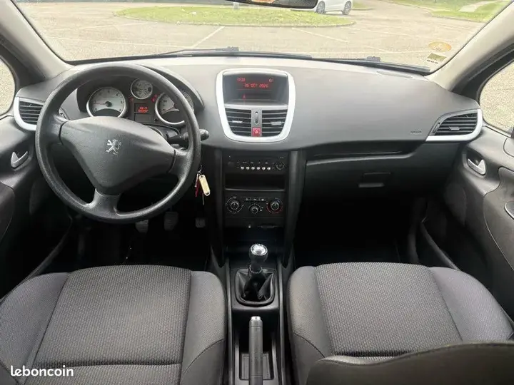 Peugeot 207 2010 photo 3