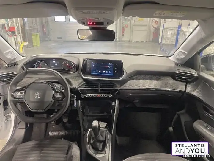 Peugeot 208 2023 photo 2