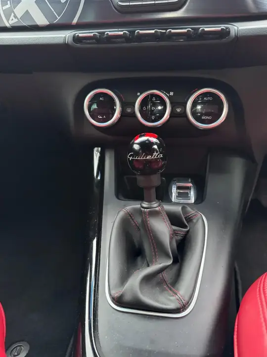 Alfa Romeo Giulietta 2012 photo 4