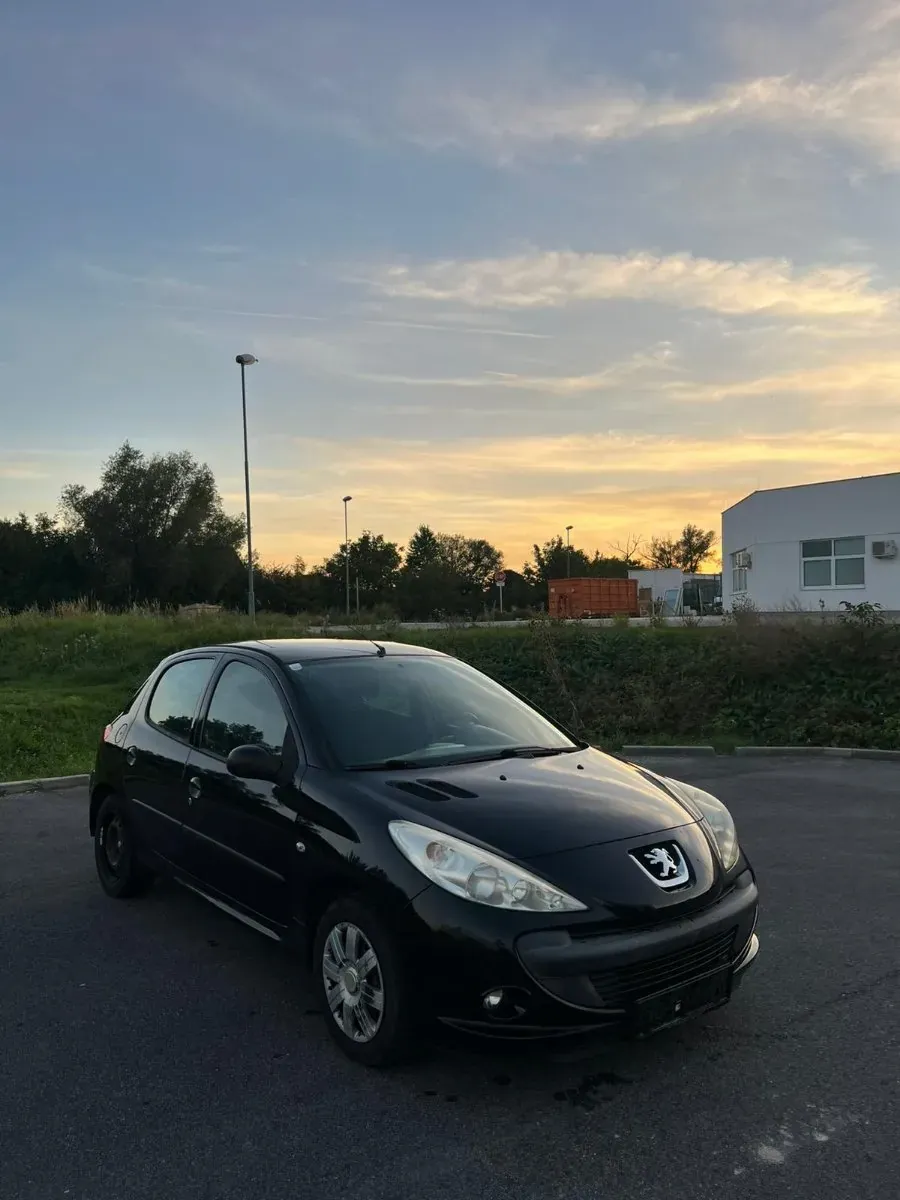 Peugeot 206 2011 photo 3