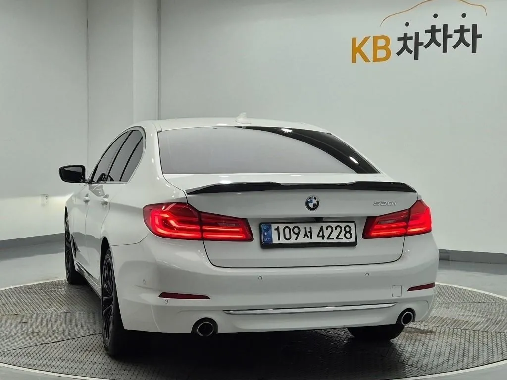 BMW 5 Series 2019 photo 2