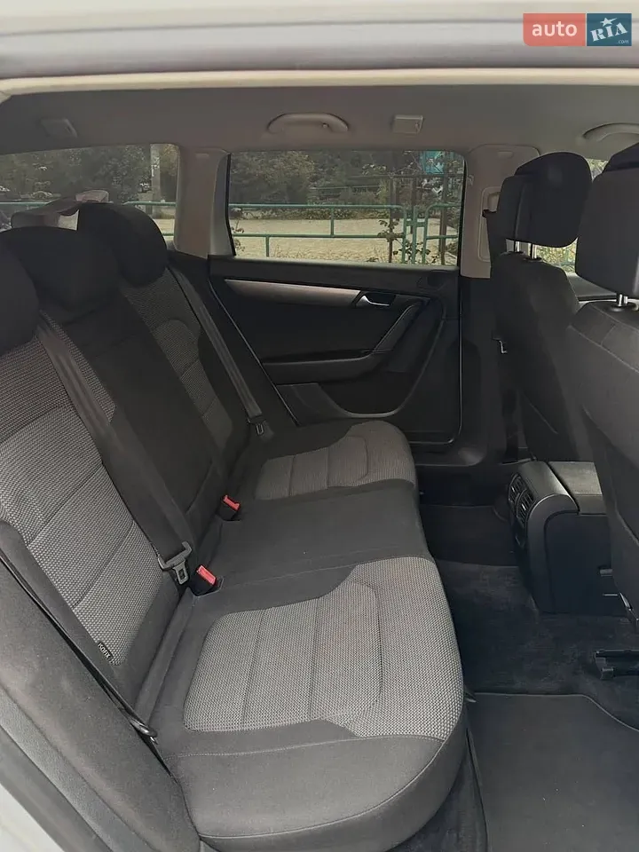 Volkswagen Passat 2012 photo 2