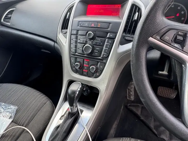 Vauxhall Astra 2011 photo 3