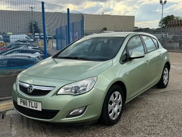 Vauxhall Astra 2011 photo 4