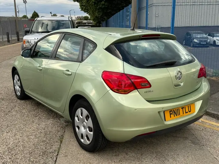 Vauxhall Astra 2011 photo 2