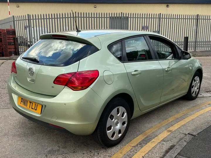 Vauxhall Astra 2011 photo 5