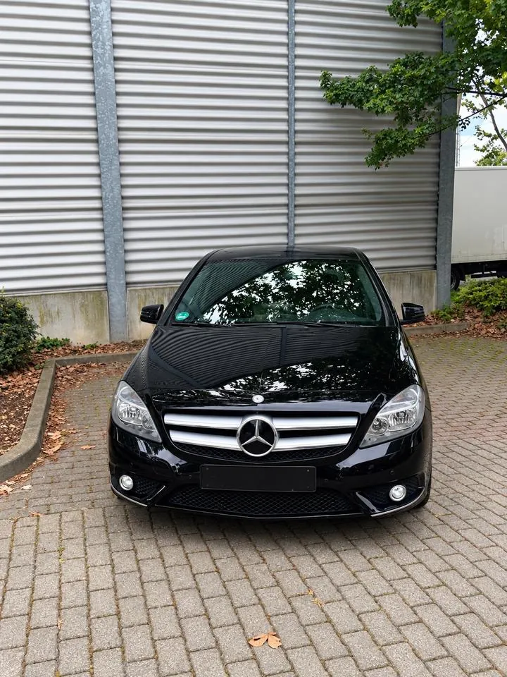Mercedes-Benz B180