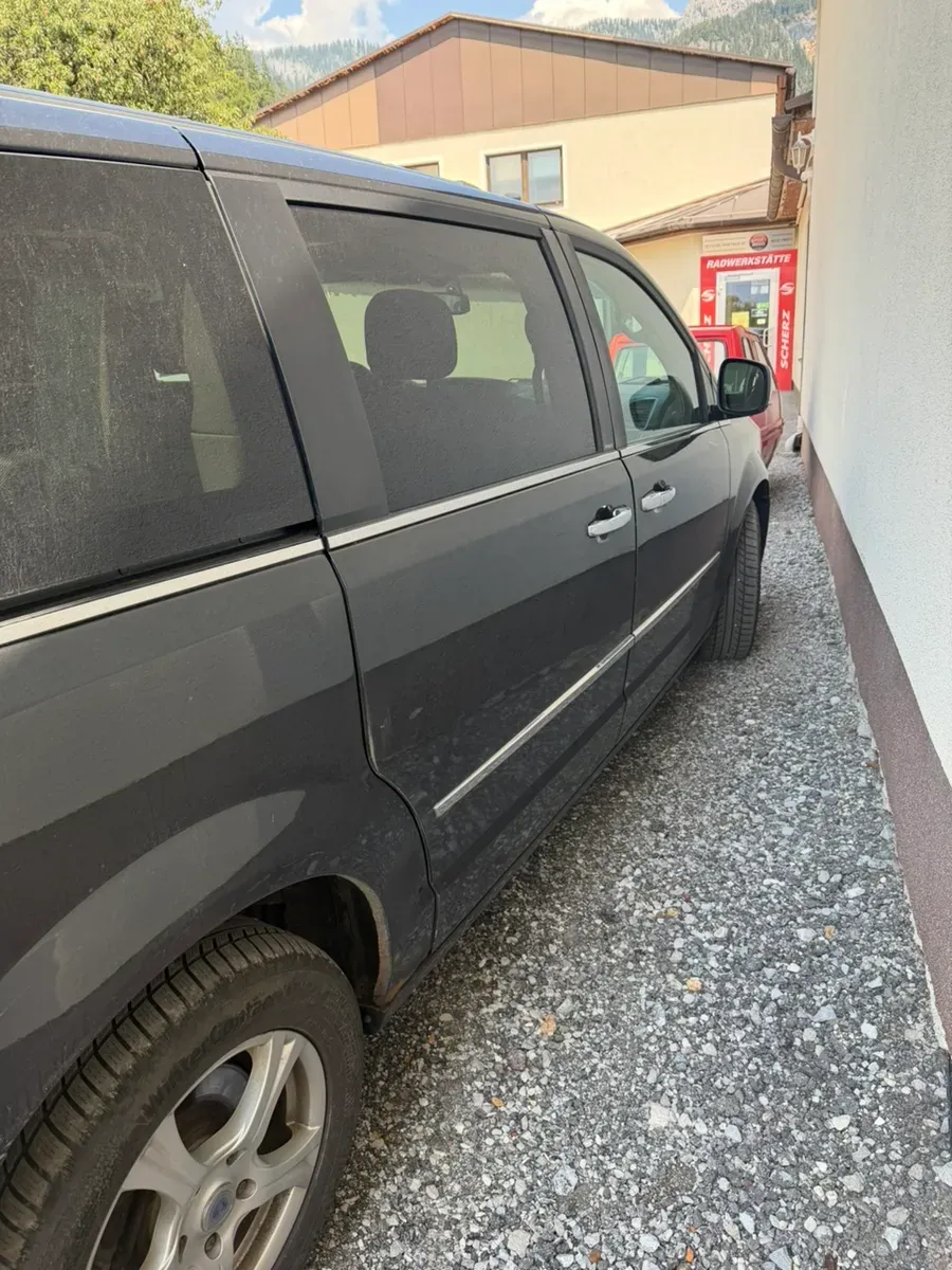 Lancia Voyager 2013 photo 2