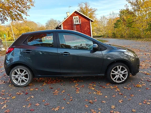 Mazda 2 2011 photo 3