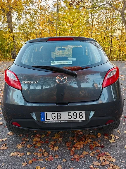 Mazda 2 2011 photo 2
