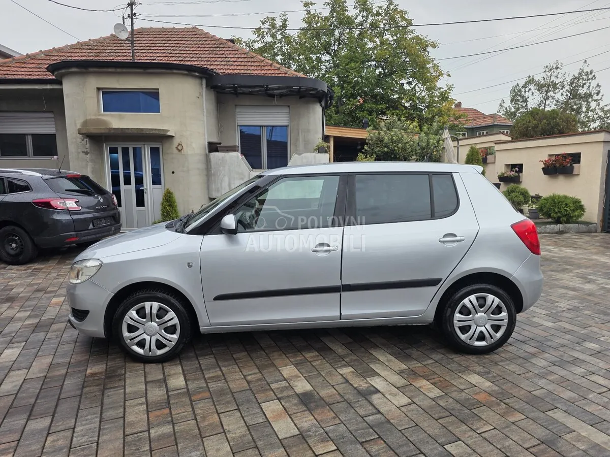 Skoda Fabia 2011 photo 2