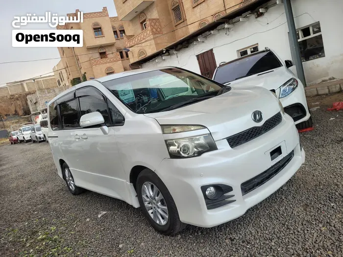 Toyota Voxy 2011 photo 2