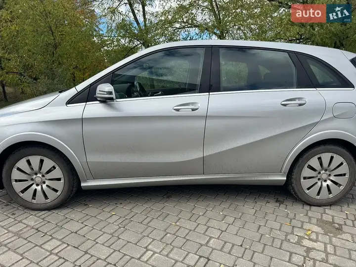 Mercedes-Benz B-Class 2017 photo 2