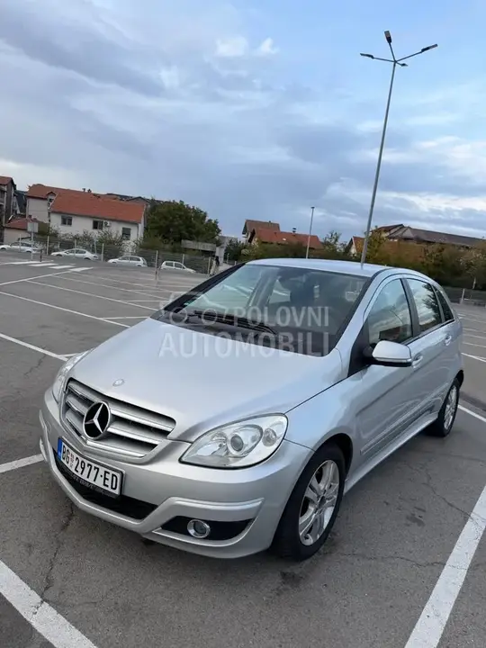 Mercedes-Benz B 180