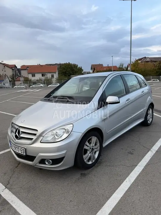 Mercedes-Benz B 180 2010 photo 2
