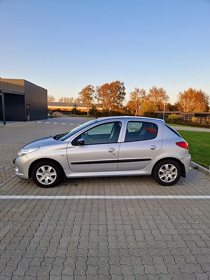 Peugeot 206 2011 photo 5