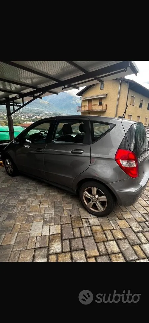 Mercedes-Benz A-Class 2011 photo 2