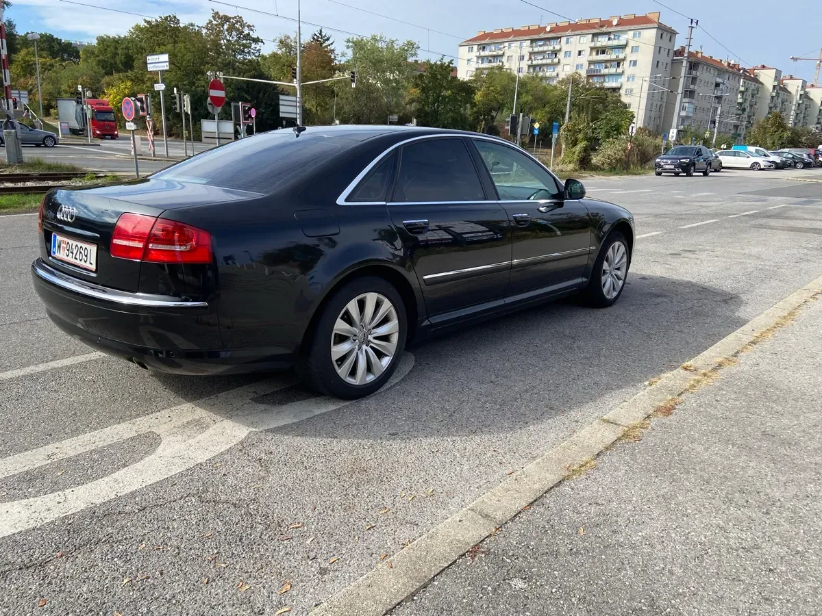 Audi A8 2008 photo 2