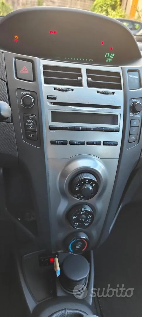 Toyota Yaris 2010 photo 2