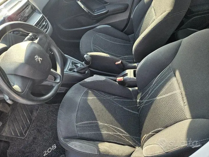 Peugeot 208 2013 photo 3