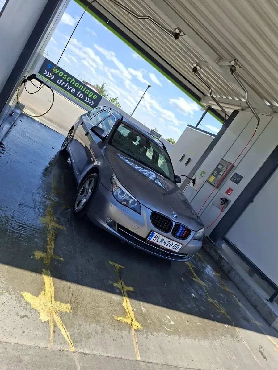 BMW 5 Series 2010 photo 2