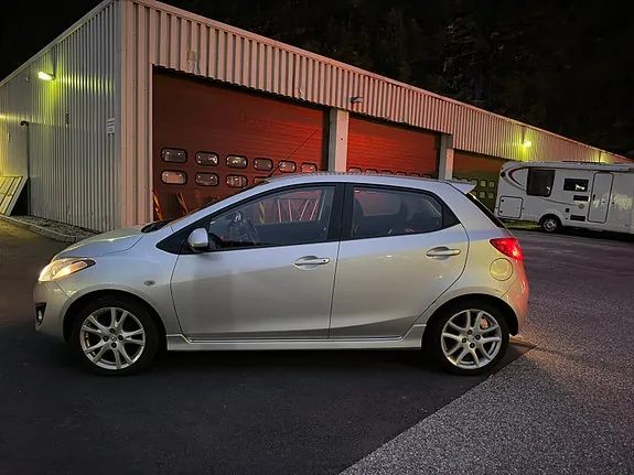 Mazda 2 2013 photo 4