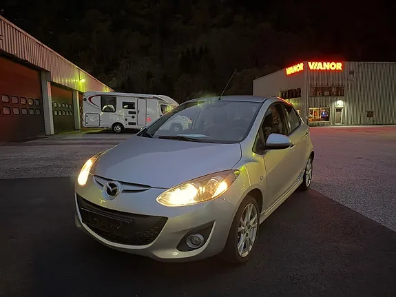 Mazda 2 2013 photo 3