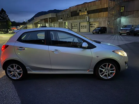 Mazda 2 2013 photo 2