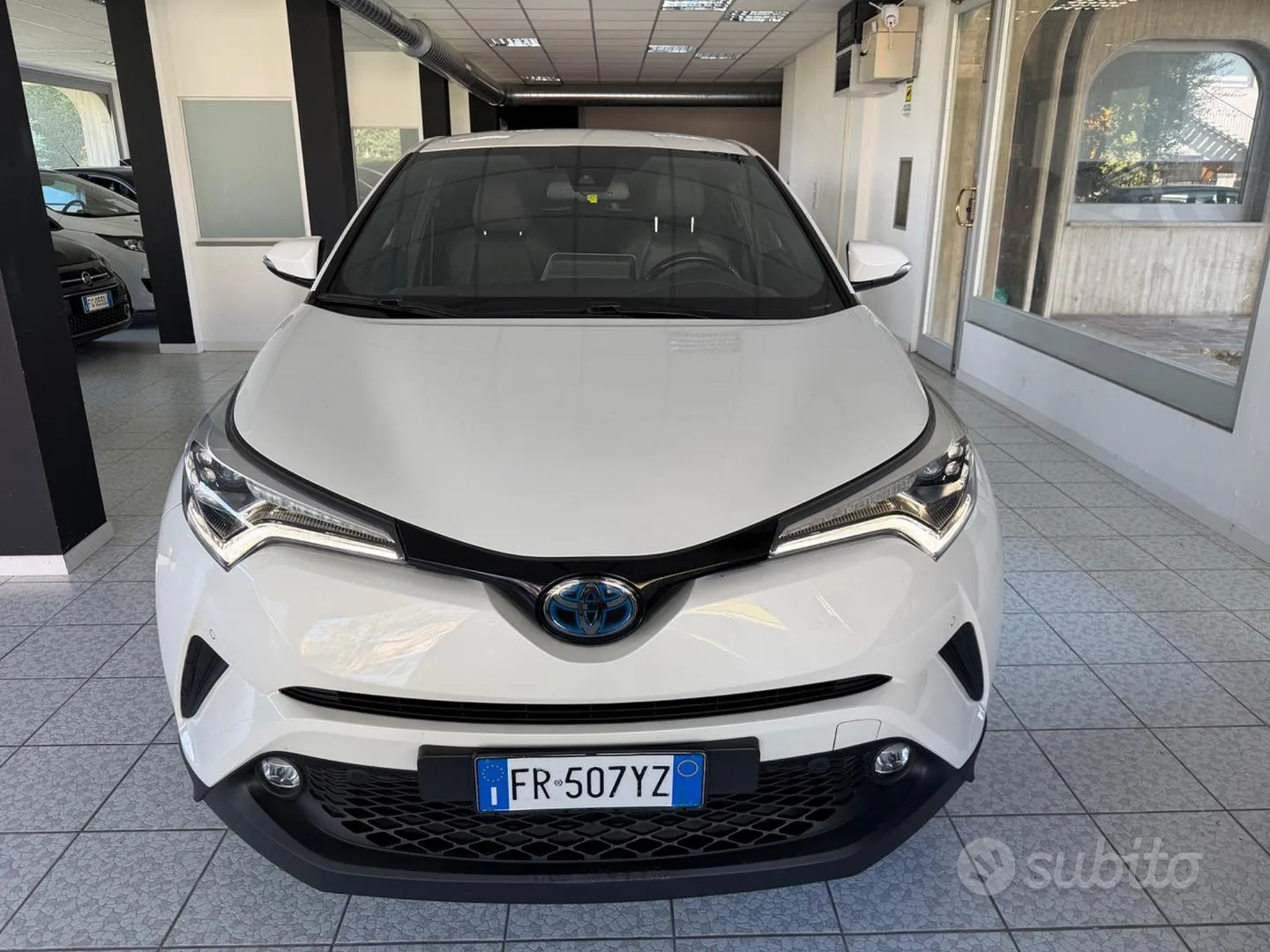 Toyota C-Hr 2018 photo 2