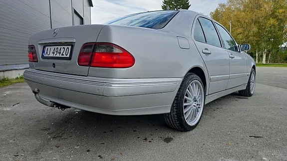 Mercedes-Benz E320 2000 photo 3