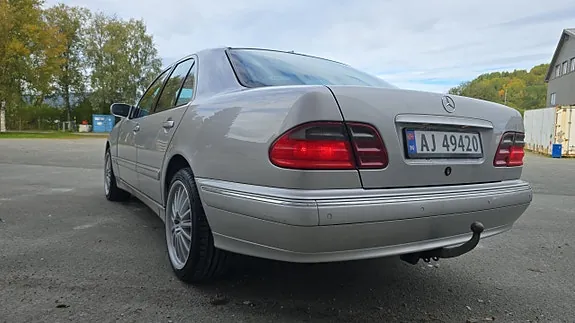 Mercedes-Benz E320 2000 photo 2