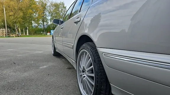 Mercedes-Benz E320 2000 photo 4