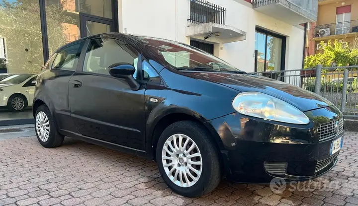 Fiat Grande Punto 2009 photo 2