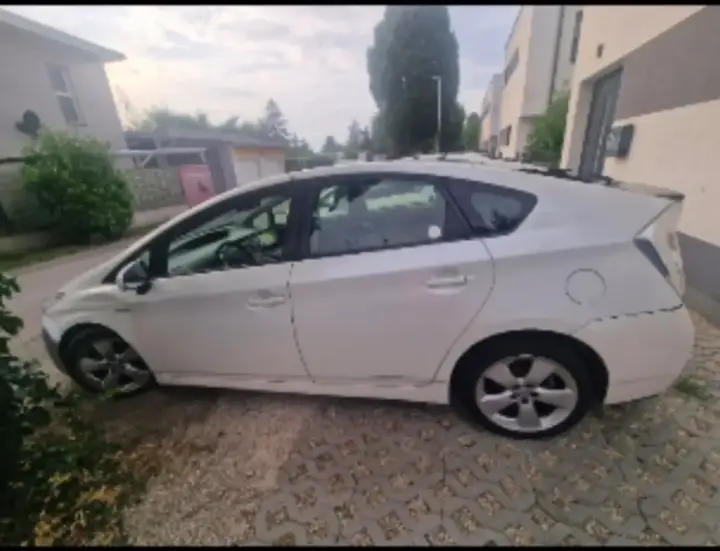 Toyota Prius 2011 photo 2