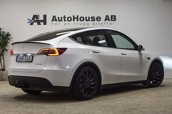 Tesla Model Y 2023 photo 2