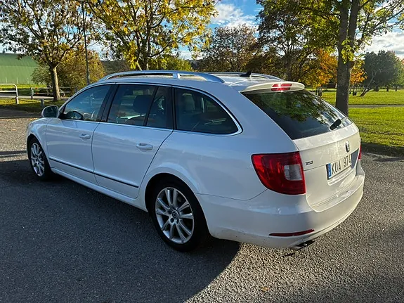 Skoda Superb 2011 photo 4