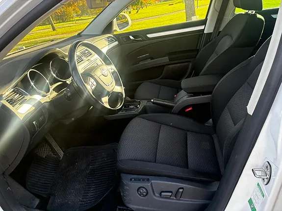 Skoda Superb 2011 photo 5