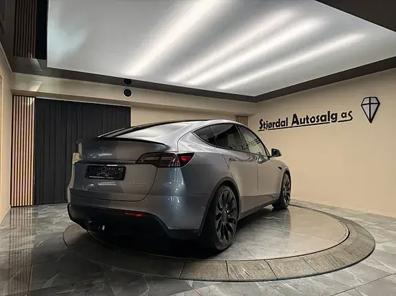 Tesla Model Y 2025 photo 5