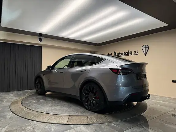 Tesla Model Y 2025 photo 3