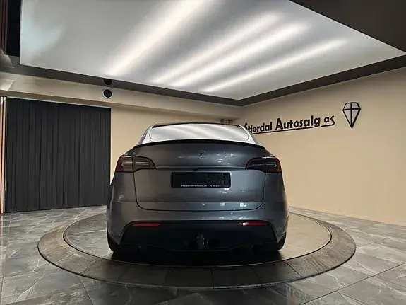 Tesla Model Y 2025 photo 4