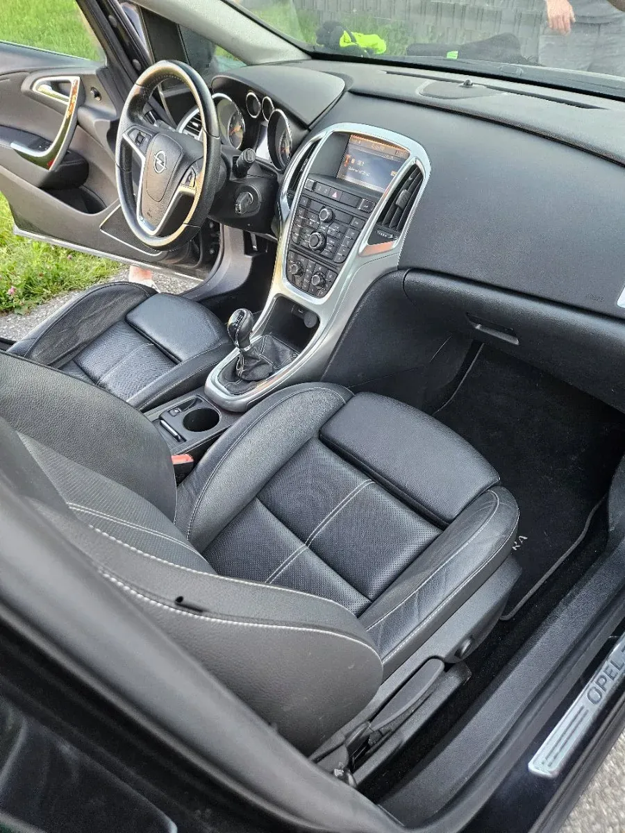 Opel Astra 2010 photo 3